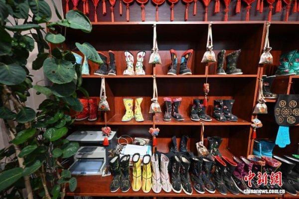 股盈汇 （寻味中华｜非遗）大自然为底  蒙古族刺绣绽放“指尖萨日朗”